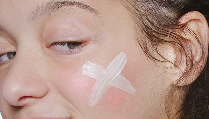 Stabilizing Repair Cream , Seramidler, nemi cilde geri kazandırmaya yardımcı olur ve  cildin daha canlı  yumuşak görünmesini sağlar.